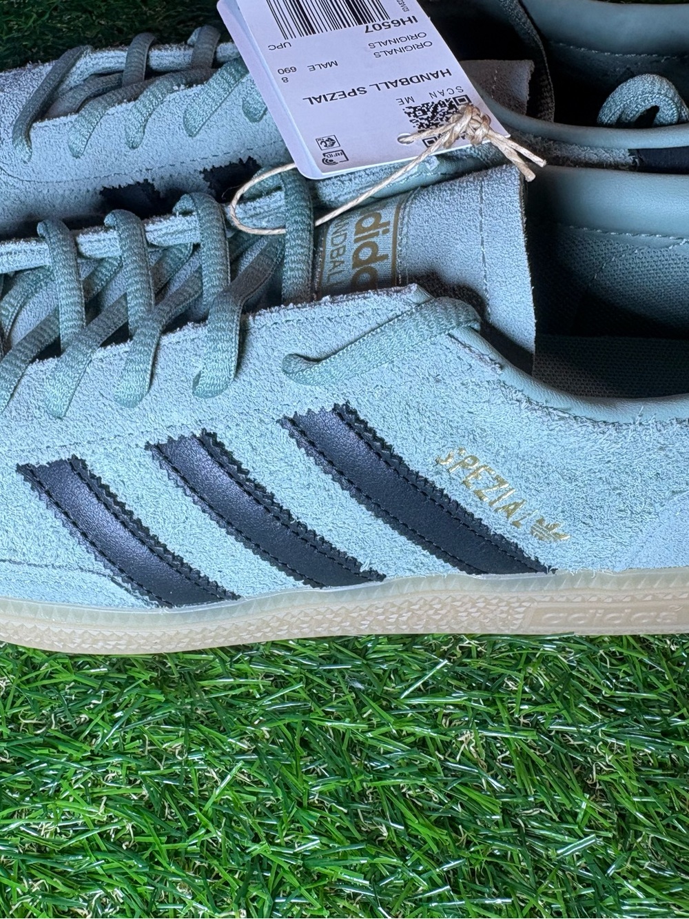 adidas Spezials Suede in green with Black Stripes men’s 8.5, women’s 9.5